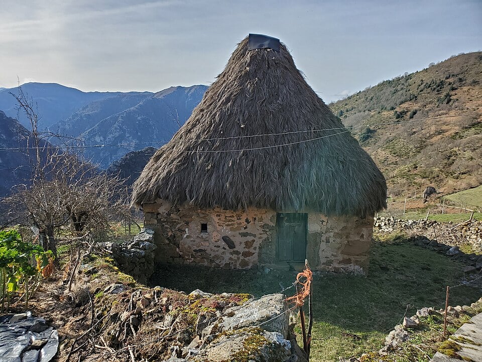 Una casa tradicional con techo de paja en La Falguera. (Wikimedia/Rachel Ardura Profeta)