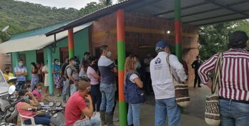 Foto de referencia: Funcionarios de