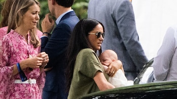 En julio, durante un partido de polo, la duquesa de Sussex con Archie, de dos meses (The Grosby Group)