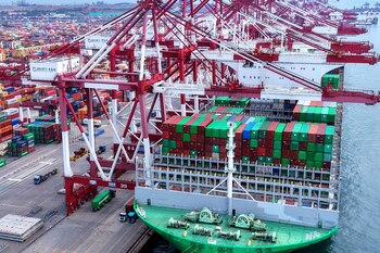 Contenedores comerciales en el puerto