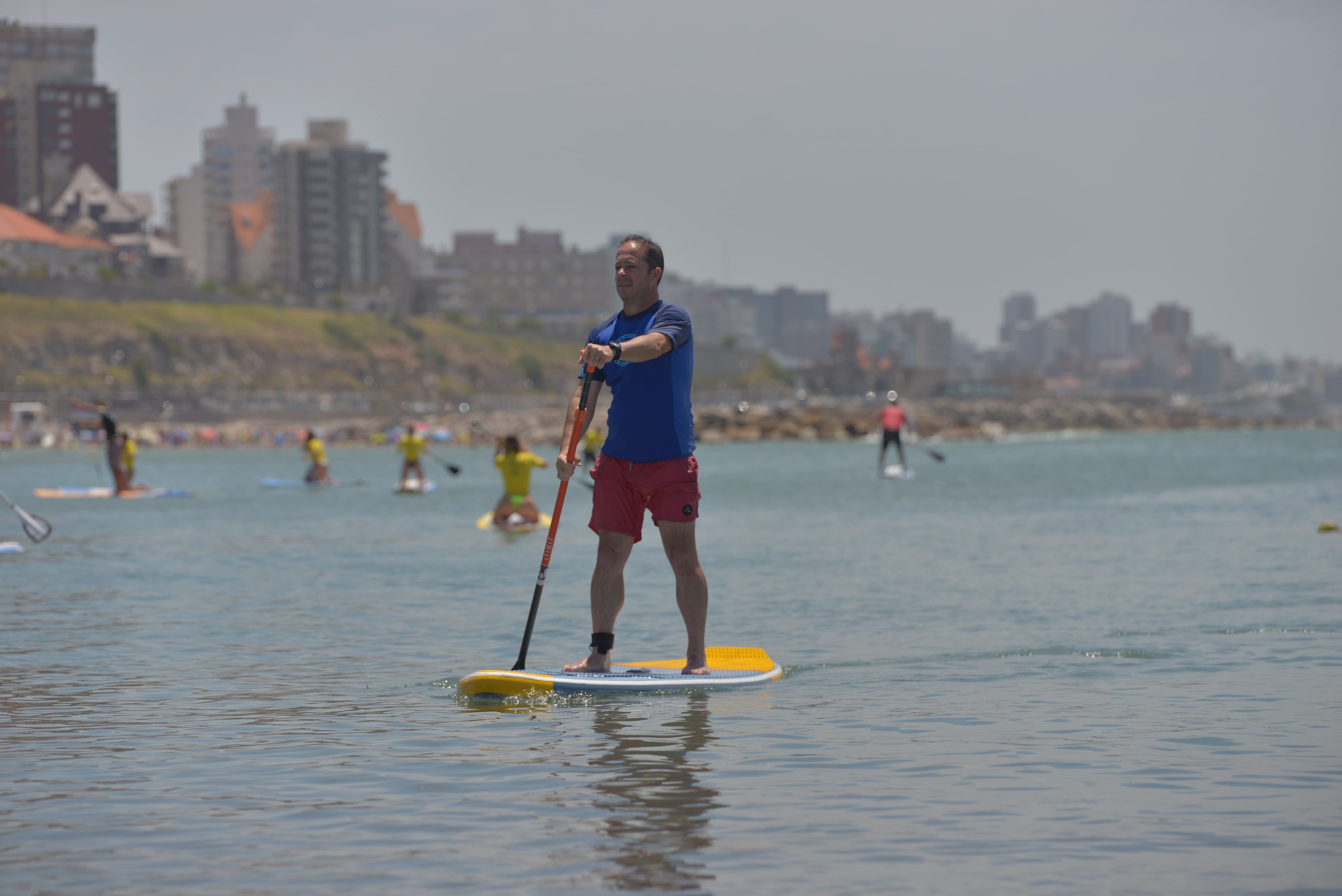 Mar del Plata combina propuestas gastronómicas, entretenimiento y playas ideales para practicar deportes acuáticos (Mey Romero)