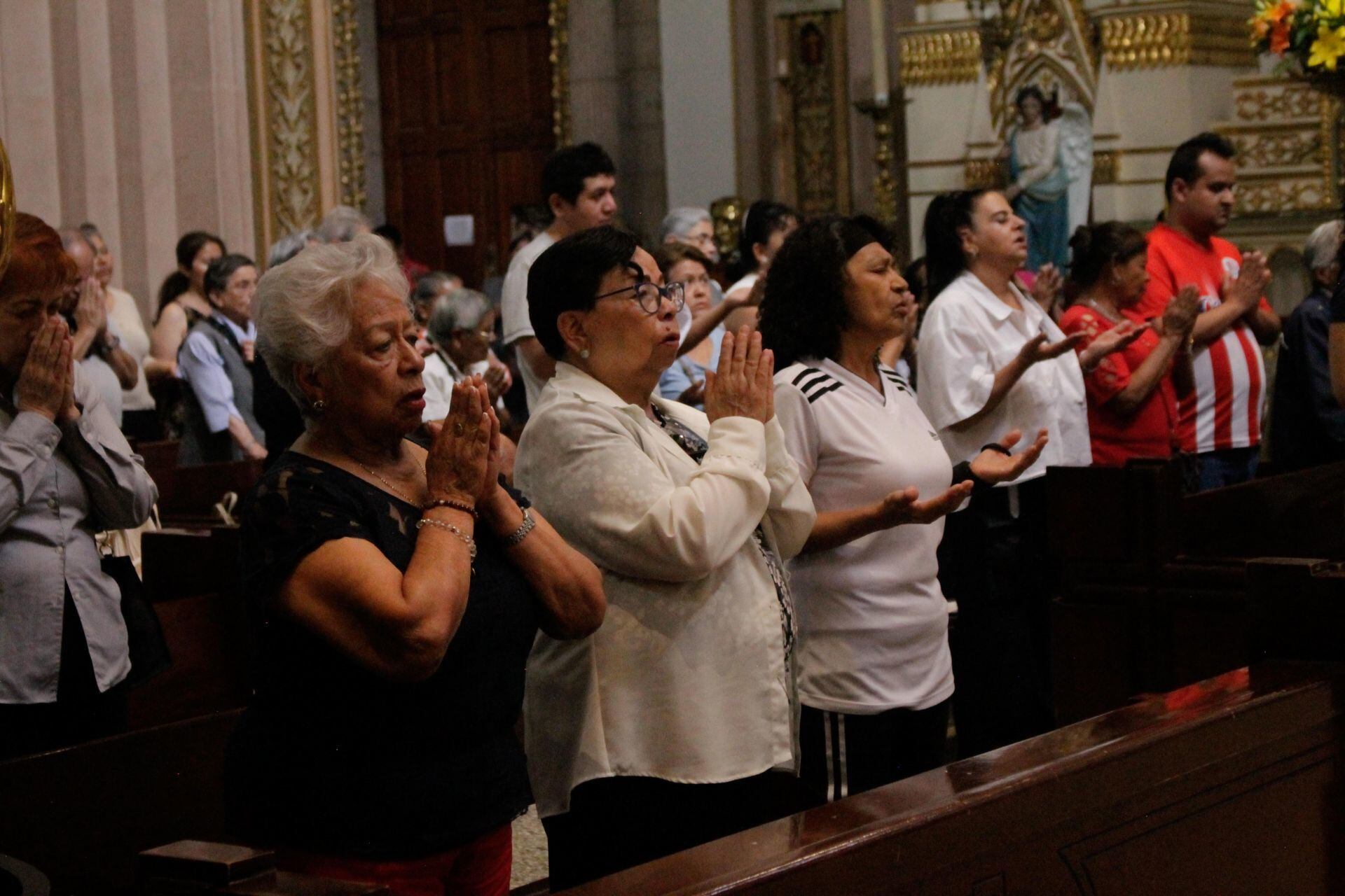 SAN LUIS POTOSÍ, SAN LUIS POTOS, 210ABRIL2025.- En la catedral Metropolitana de San Luis Potosí las ceremonias religiosas que se realizaron hoy fueron dedicadas al Papa Francisco para pedir por su eterno descanso donde colocó su imagen en el altar principal del argentino Papa Jorge Mario Bergoglio, quien nació en Buenos Aires el 17 de diciembre de 1936 y fue el mayor de cinco hermanos. Sus padres habían huido de su Italia natal escapando del fascismo. FOTO; MARCELO PALACIOS/CUARTOSCURO.COM
