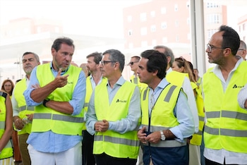 El ministro de Transportes, Óscar Puente (1i); el ministro de la Presidencia, Justicia y Relaciones con las Cortes, Félix Bolaños (2i), y el consejero de Fomento y Movilidad, Mario Muñoz-Atanet (2d), visitan las obras de la Estación Intermodal de Almería. Marian León / Europa Press.