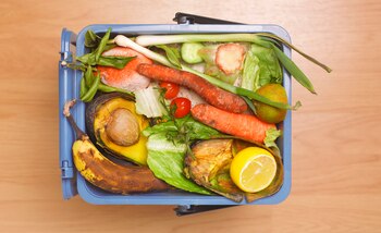 Las cáscaras de cítricos pueden ayudar a acelerar el proceso de descomposición de la composta. (Archivo Infobae)