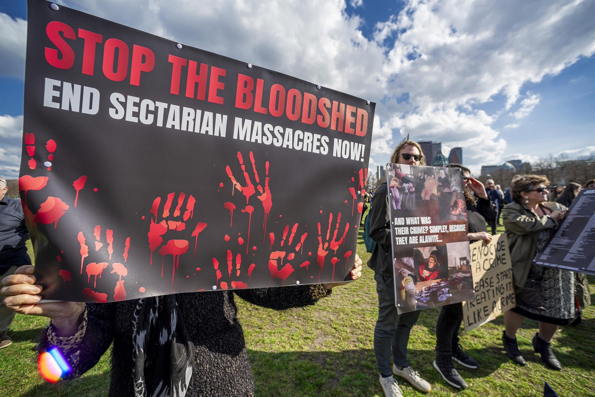 Cientos de sirios de la minoría alauí protestan en Latakia y Homs por los recientes ataques contra la comunidad.