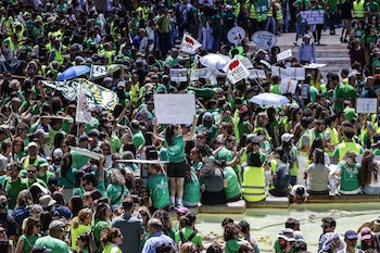 Profesores de la educación pública no universitaria durante una manifestación en Valencia (Rober Solsona / Europa Press)
