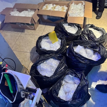Cajas y bolsas con droga asegurados por las autoridades en Baja California. Crédito: Gabinete de Seguridad