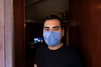 Alex González posa en la