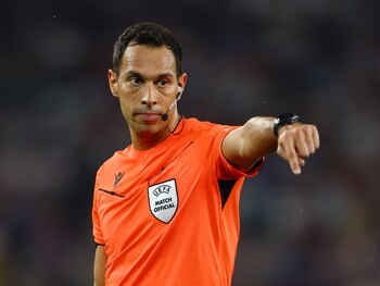 El árbitro argentino Facundo Tello fue el elegido por la Conmebol para dirigir la final de la Copa Libertadores entre Atlético Mineiro y Botafogo (REUTERS/Leonhard Simon)