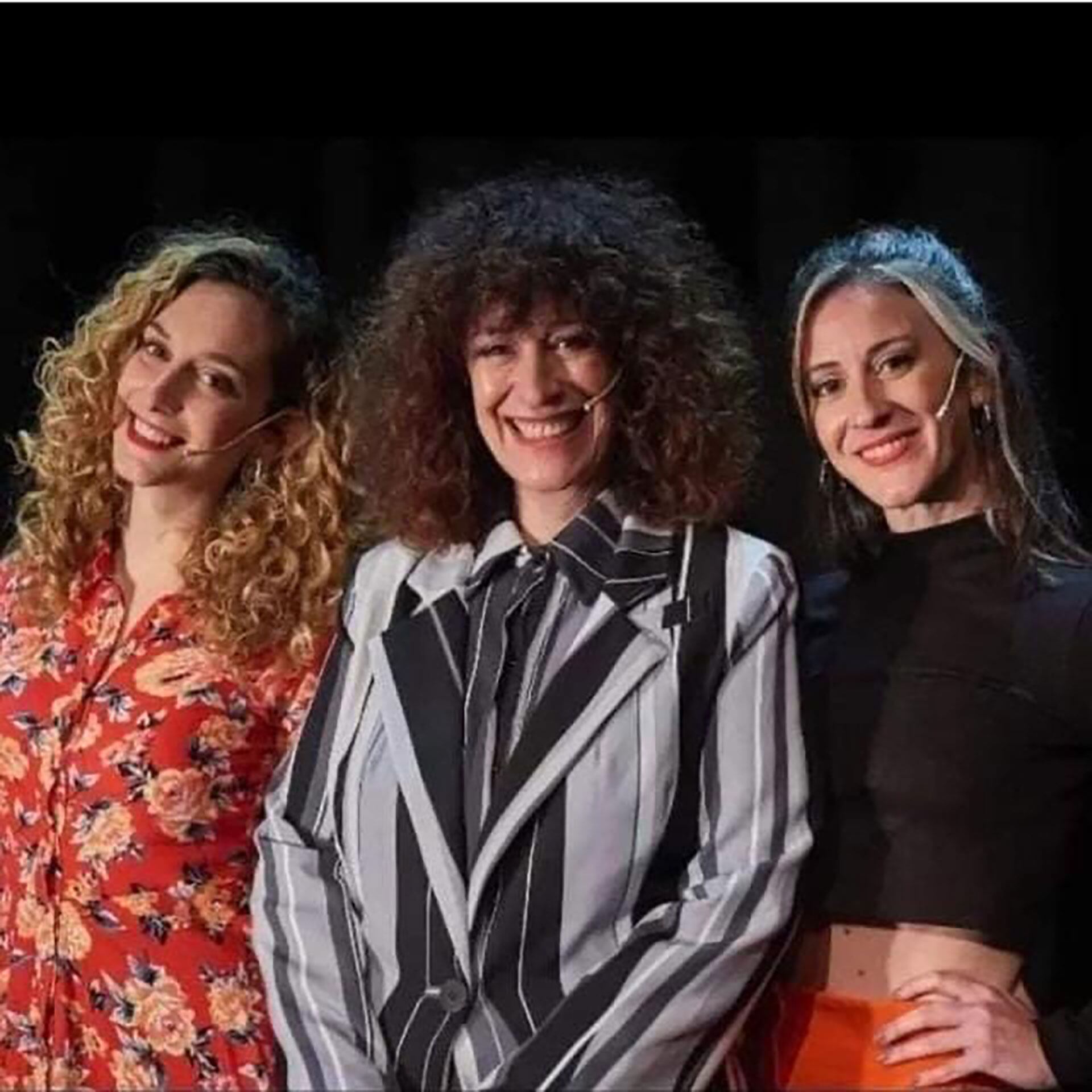 Julia Zenko entre sus hijas, las artistas Elis García (con el músico Daniel García) y Laura González (de su matrimonio con Marcelo San Juan)