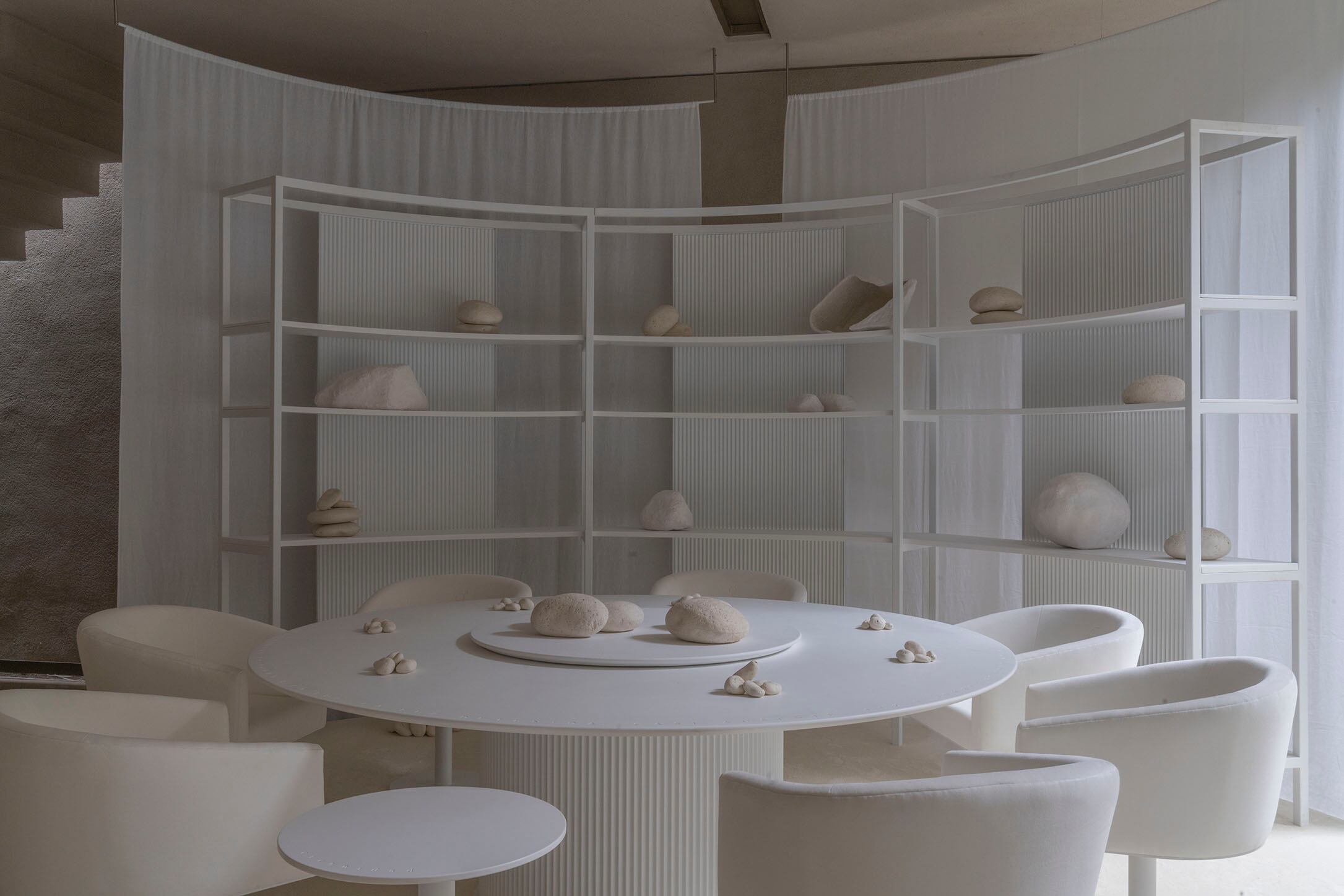 La exhibición El fin es el principio redefine la relación entre el diseño y el espacio museístico al transformar el Palacio Errázuriz