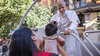 El Papa bendijo al bebé de la joven peruana Nicole: "Tuve como un impulso que hizo que me tirara encima"
