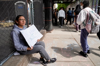 Una migrante se manifiesta fuera