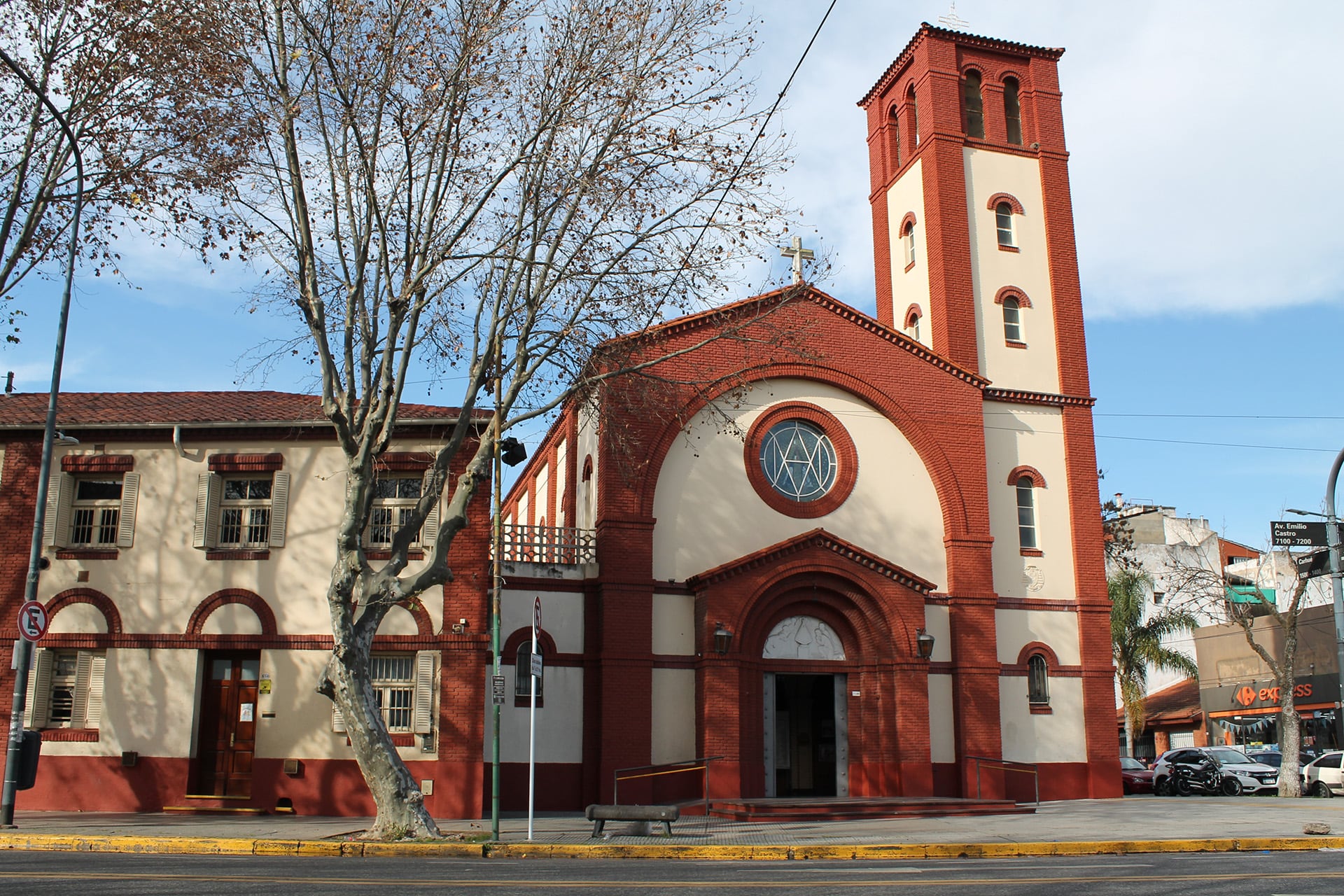 La parroquia Luján de los Patricios queda en el barrio de Mataderos y fue obra del arquitecto Carlos Ciríaco Massa