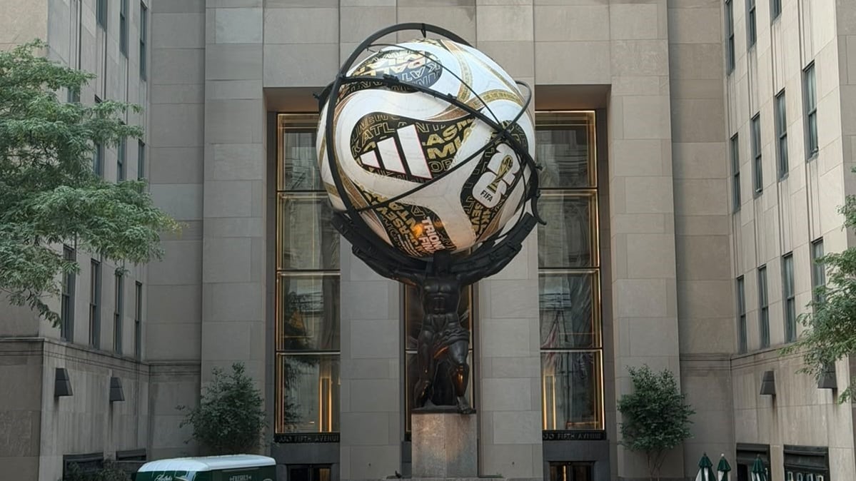 La intervención integra el balón oficial del Mundial 2026 dentro de la estructura del Atlas del Rockefeller Center