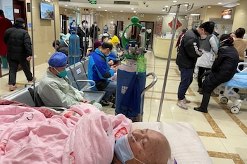 Un paciente yace en una