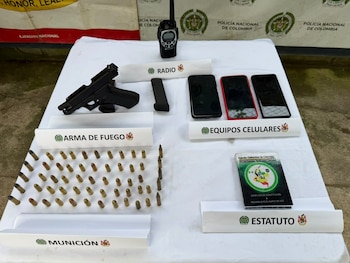 Las autoridades incautaron un arma de fuego, munición, un equipo de comunicaciones y celulares durante el procedimiento de captura en el corregimiento El Pato - crédito prensa Ejército Nacional