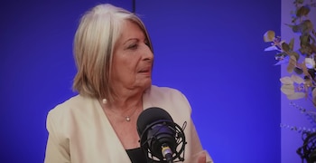 Cecilia López recuerda cómo el asesinato de Gaitán obligó a su familia a huir de Bogotá sin nada, dejando atrás negocios y seguridad - crédito Las Menopáusicas/YouTube
