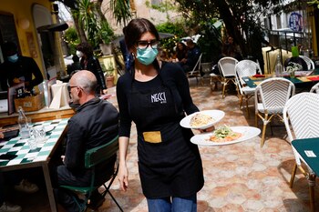 Una camarera atiende a los