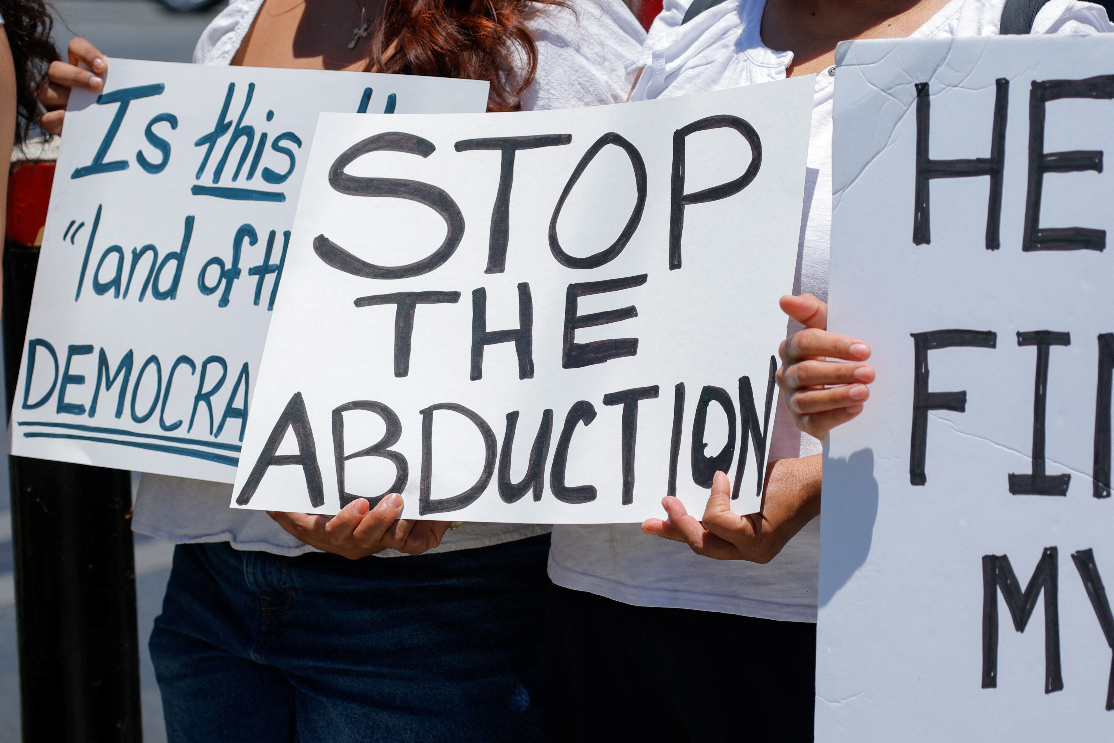 La redada migratoria en la granja de cannabis Glass House Farms generó una fuerte reacción de la comunidad y organizaciones de derechos de inmigrantes. (REUTERS/Mike Blake)