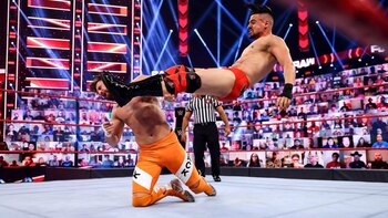 Angel Garza durante un mano