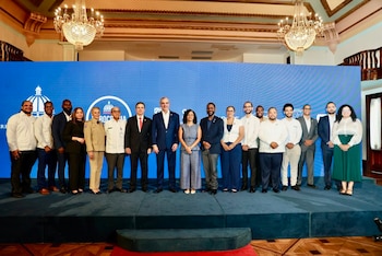Autoridades, equipo técnico y representantes de organismos internacionales durante el lanzamiento del sistema digital para el permiso de salida de menores en República Dominicana (Cortesía).