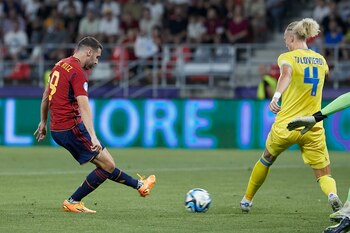 Abel Ruiz da un pase