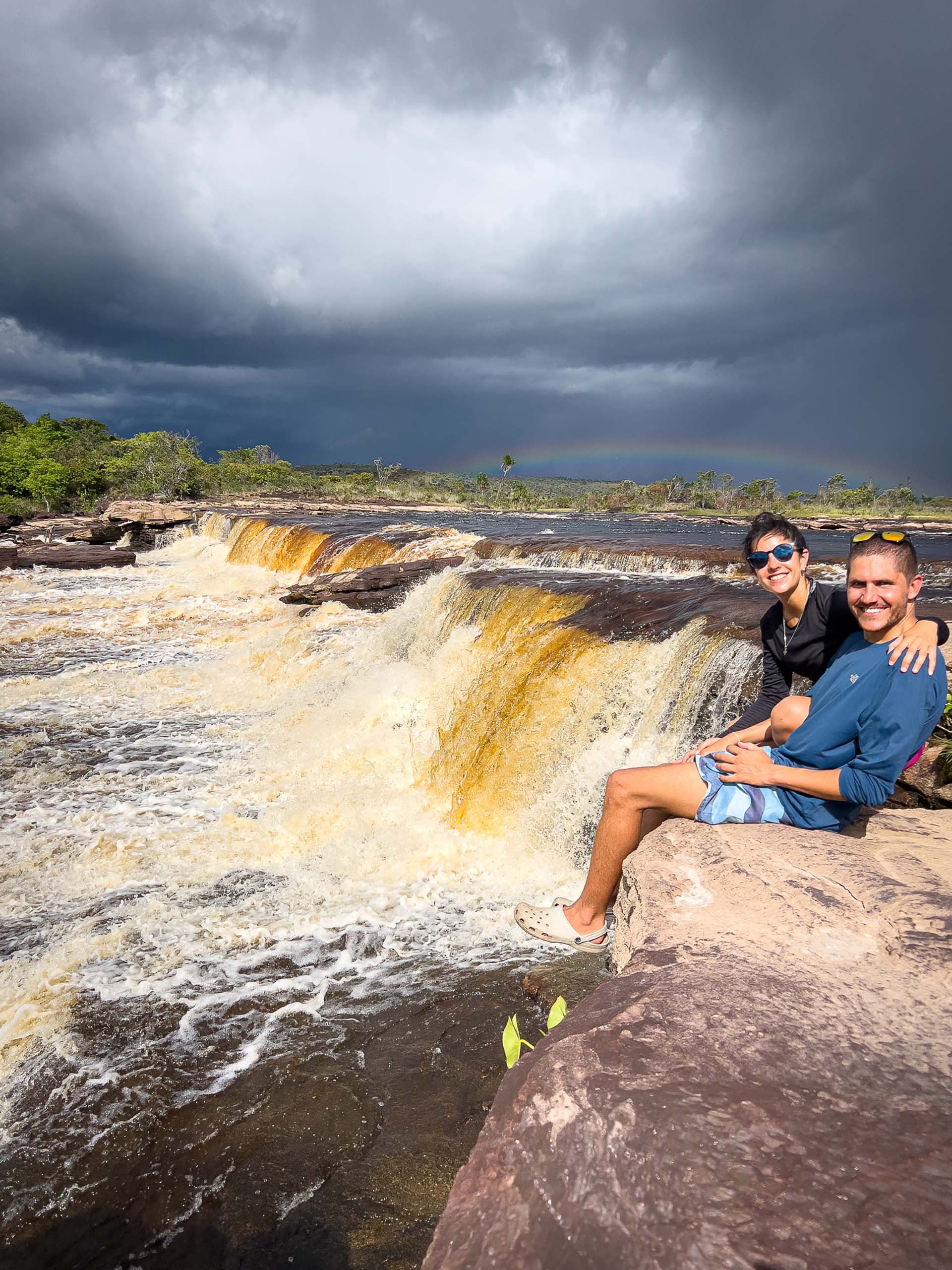 El Parque Nacional Canaima es una reserva natural de 30.000 kilómetros cuadrados, famosa por sus mesetas tabulares llamadas tepuyes y por albergar el Salto Ángel