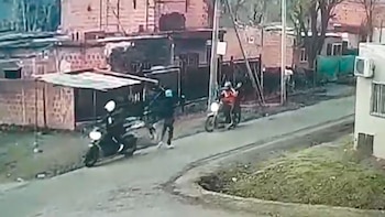 Una policía se defendió de