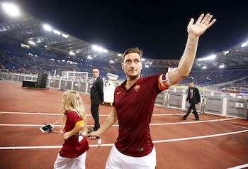 Totti se retiró a los 40 años como un símbolo de la Roma (REUTERS/Tony Gentile/File photo)