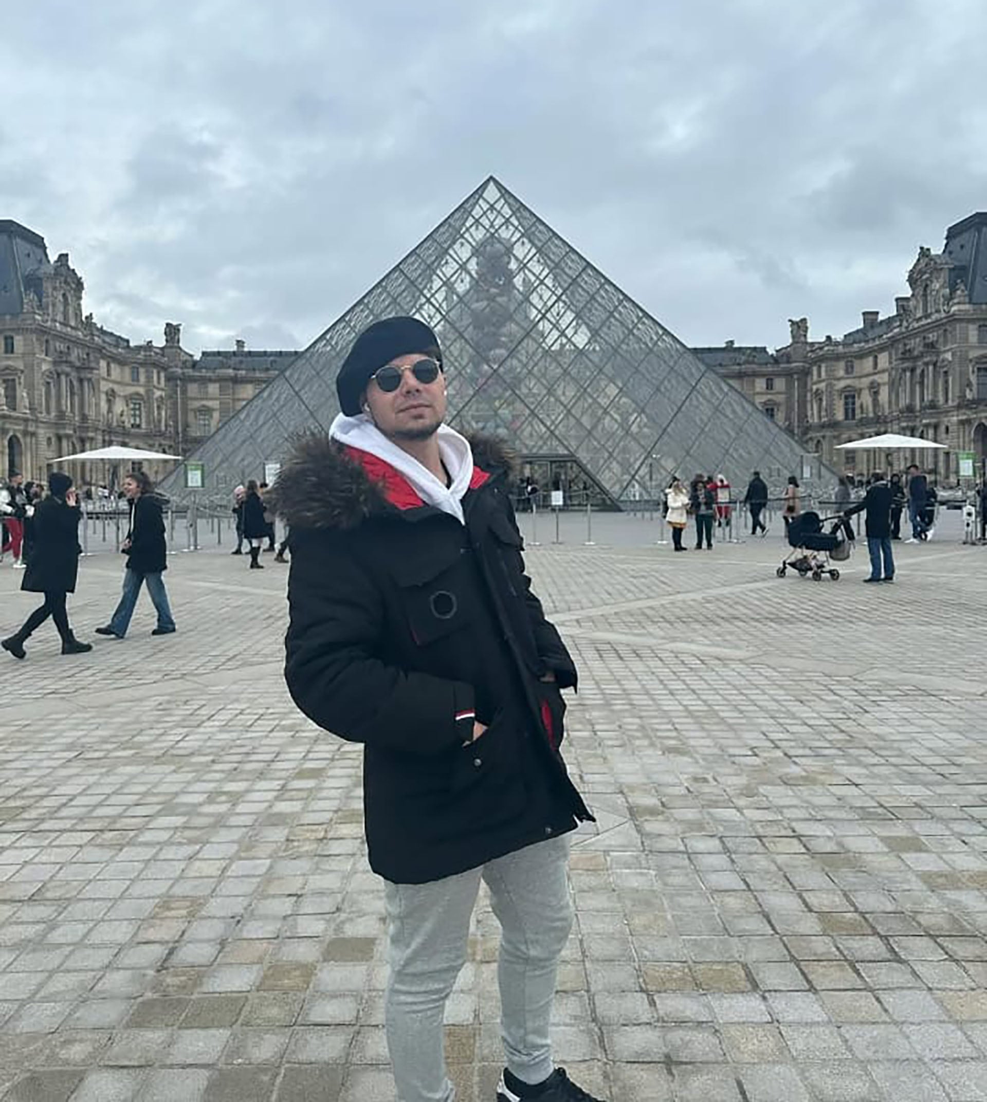 Oh la la: Veltri en la pirámide del Louvre