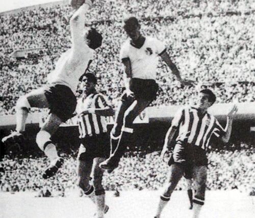 En la década de los 60, Chivas dominaba ampliamente al América, con una ventaja de 17 victorias en 1965, dejando un balance de 31 triunfos para Guadalajara contra apenas 14 de las Águilas.