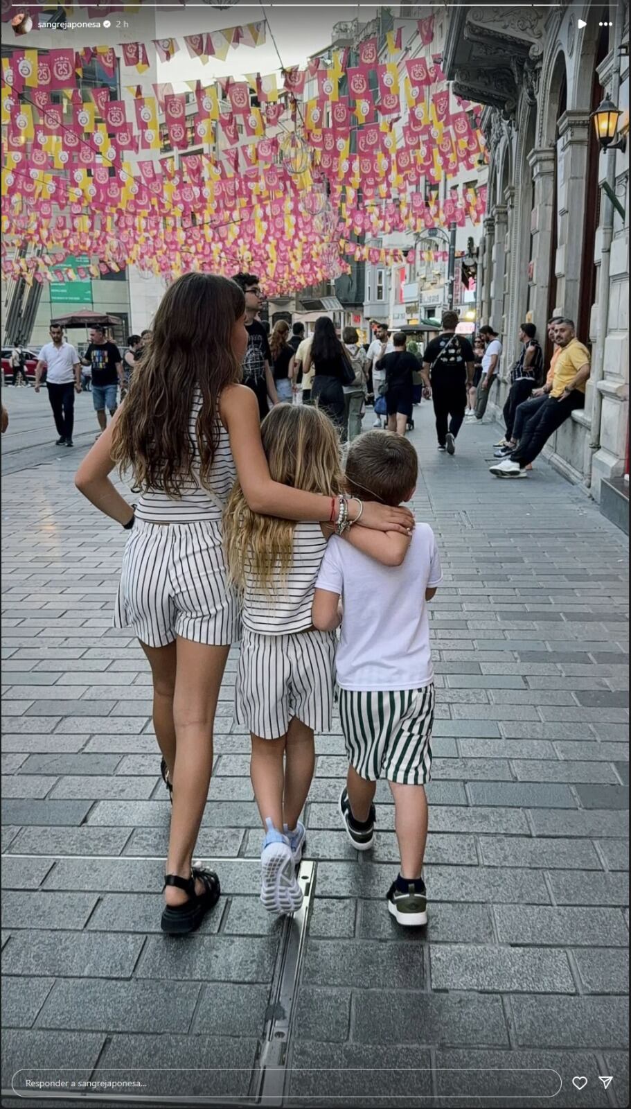 Las calles de Estambul, decoradas con las banderas del Galatasaray, fueron el escenario de la foto familiar (Foto: Instagram)