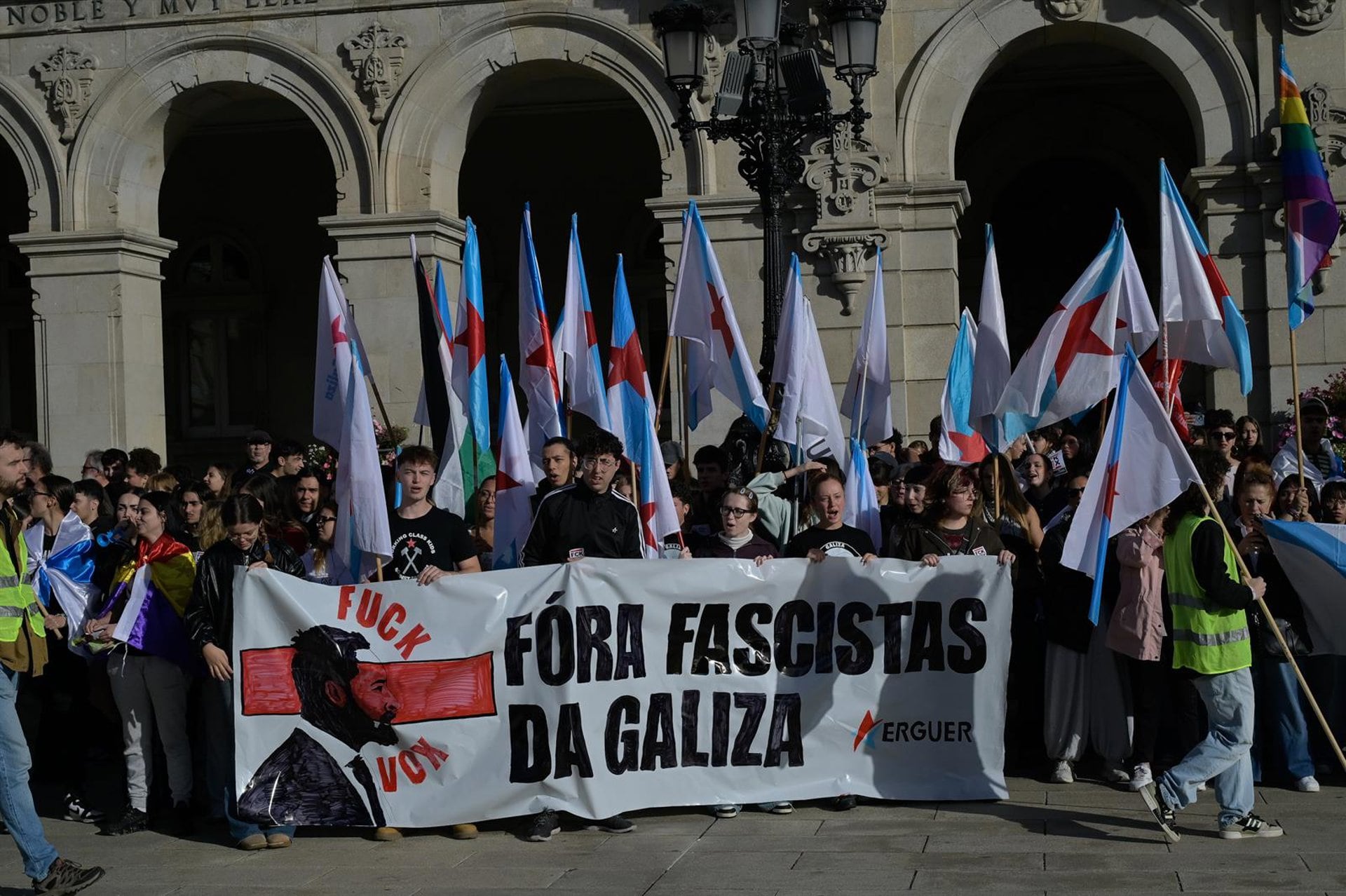 Disturbios y cargas policiales en A Coruña contra los manifestantes que protestaban ante un acto de Abascal
