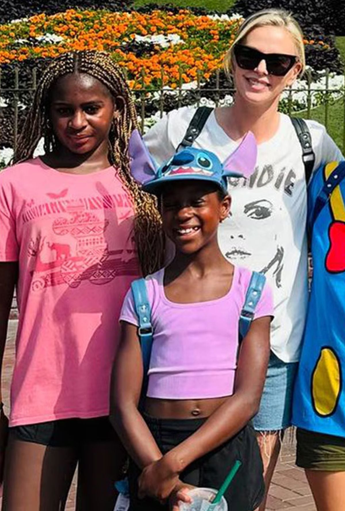 La actriz sudafricana enfatiza la importancia de la independencia económica y de que sus hijas tengan un empleo propio en el futuro (Instagram/@charlizeafrica)