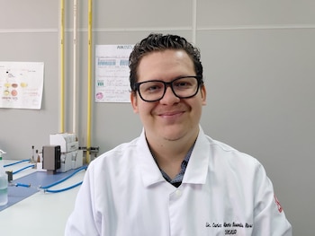 Carlos Buendía Rivas, director de CENSALUD, dirige el estudio integra el análisis microbiológico y físico-químico del agua potable según el Reglamento Técnico Salvadoreño, buscando coliformes y metales pesados. (Foto A. Parada)