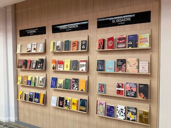 Las recomendaciones en la Librería Fletrinelli (Pedro Tristant/Infobae)