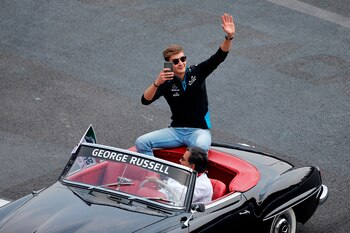 El piloto George Russell saludaba