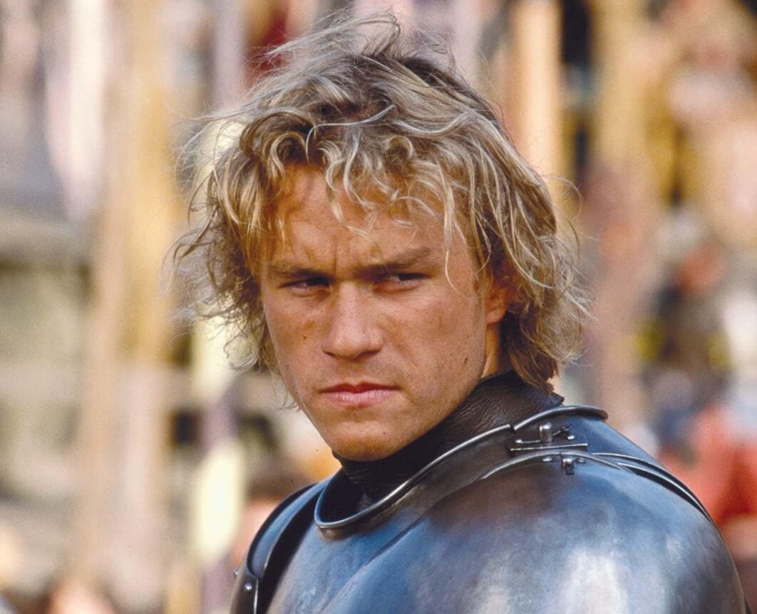 La calidez humana de Heath Ledger transformó la atmósfera de trabajo y fortaleció el ánimo del equipo de filmación (Corazón de caballero (2001))