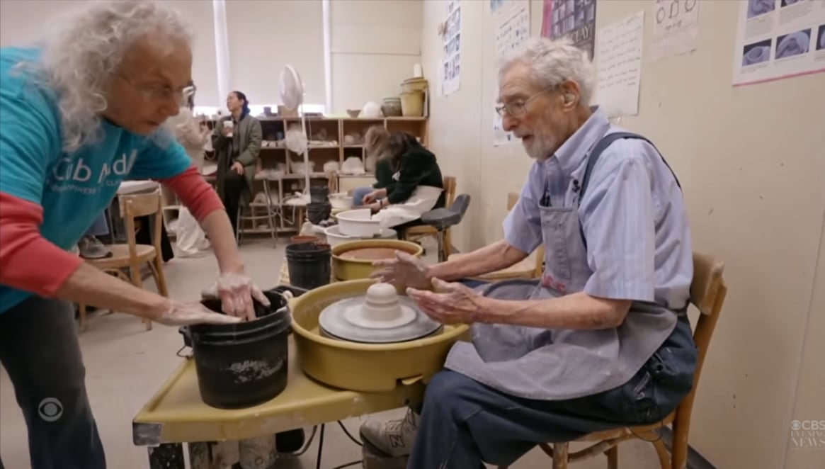 La creación de cerámica representa para Strausman una búsqueda de significado y belleza que no tiene fin, como ocurre con muchos artistas. Foto: Captura de video de CBS News