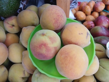 Comerciantes consultados aseguran que el melocotón y la granada de perla figuran entre las frutas menos buscadas en el mercado local./ (Roxana Lemus)