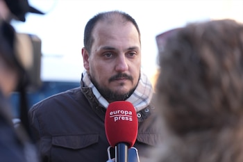El alcalde de Adamuz (Córdoba), Rafael Moreno, informa a los medios de comunicación como vivió en primera persona el accidente ferroviario y la rápida respuesta del municipio. / Joaquin Corchero - Europa Press