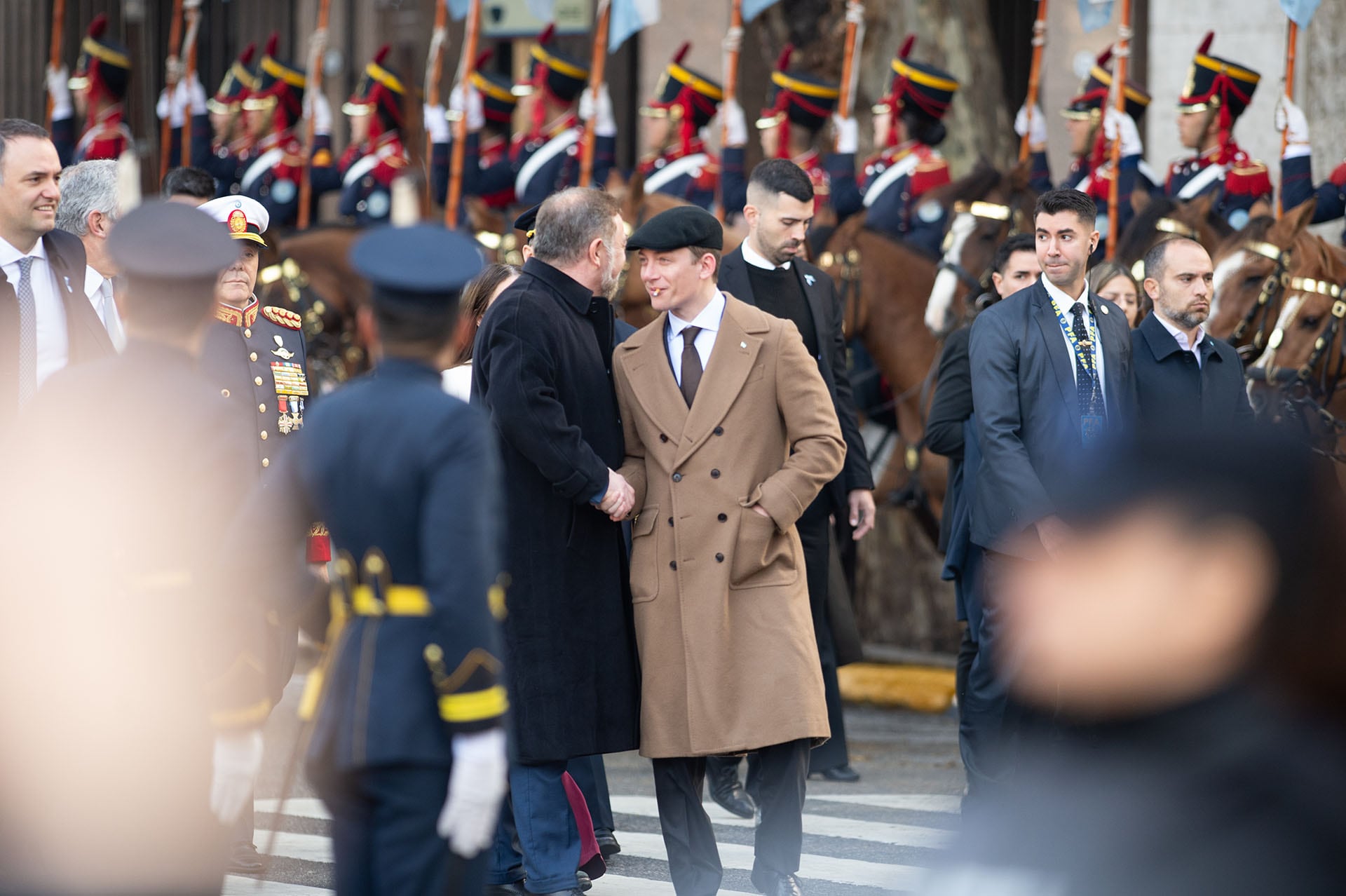 Estilo propio. Santiago Caputo participó de la caminata de la Casa Rosada a la Catedral Metropolitana