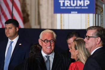 En el centro, con anteojos,