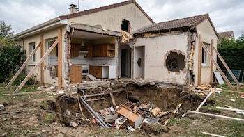 Una pareja contrata a un constructor para ampliar su casa y termina con la vivienda en ruinas y arrestada por acoso: ahora deberá pagarles 98.000 euros de indemnización