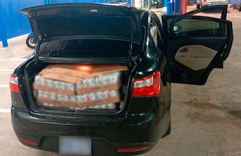 Parte del licor incautado era transportado en vehículos que intentaron evadir a las autoridades. Cortesía: MSP