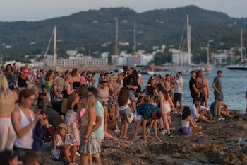Un grupo de jóvenes en una playa de Ibiza, el destino preferido por la Generación Z. Germán Lama / Europa Press