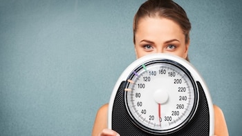 Una mujer con una báscula (Archivo)