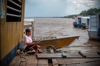 Desde una canoa, Lastenia observa