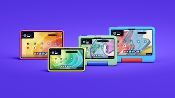 Cuatro tabletas con fundas de colores rosa, amarillo, verde y azul sobre un fondo de color morado